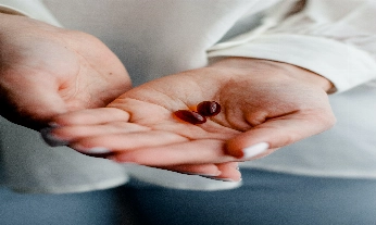 manos de mujer con pastillas