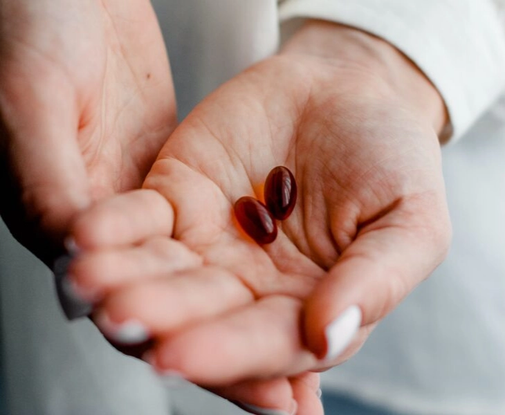 manos de mujer con pastillas