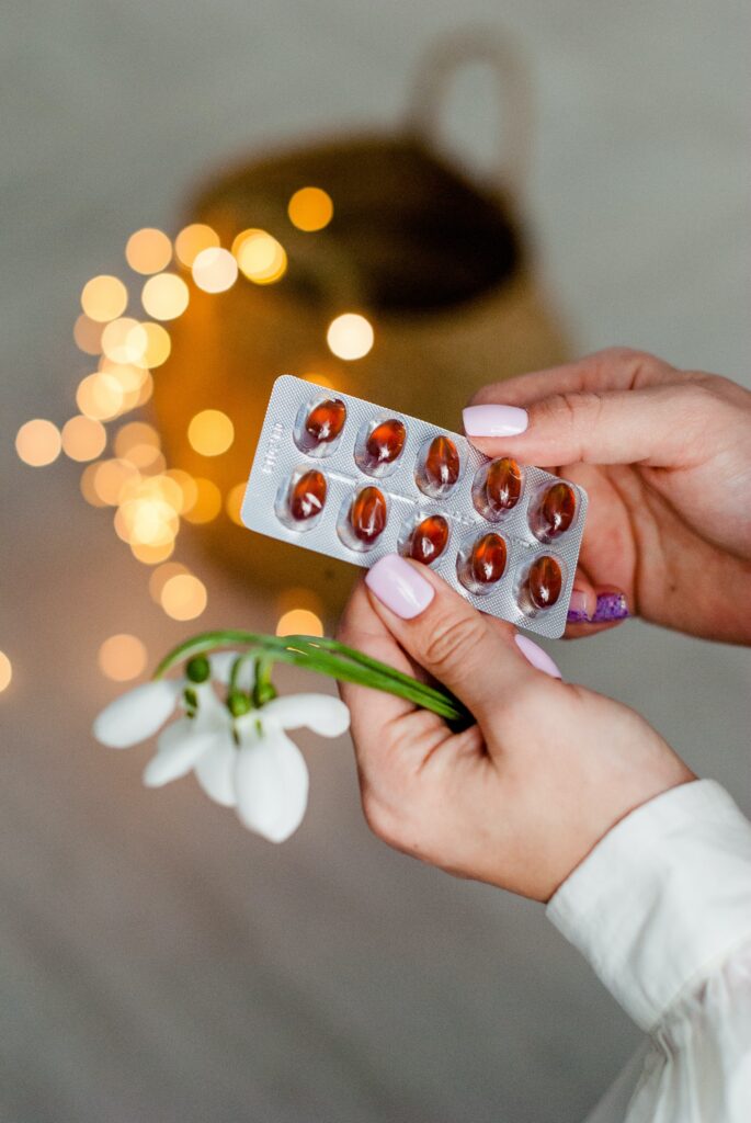 manos de mujer con un bistre de pastillas
