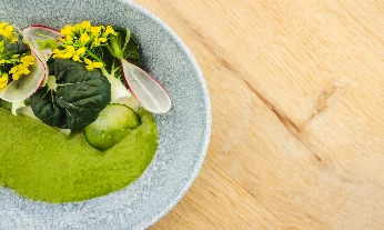 Plato de verduras de la huerta de un restaurante chic