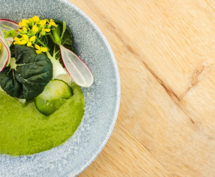 Plato de verduras de la huerta de un restaurante chic