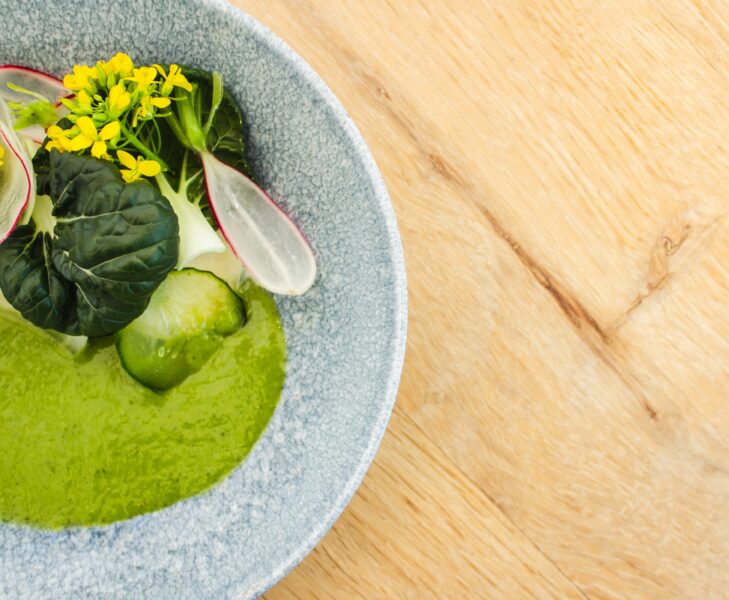 Plato de verduras de la huerta de un restaurante chic