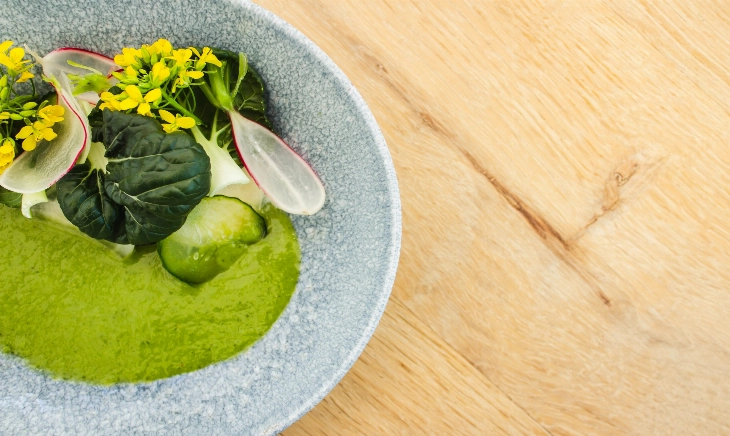 Plato de verduras de la huerta de un restaurante chic