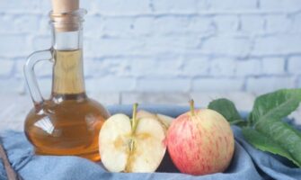 Botella de vinagre de manzana, que cuenta con algunos beneficios sorprendentes.