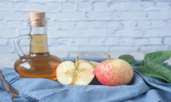 Botella de vinagre de manzana, que cuenta con algunos beneficios sorprendentes.