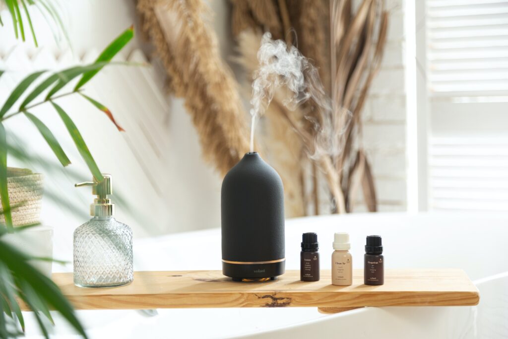 Añade aceites esenciales a tu humidificador para dormir mejor.
