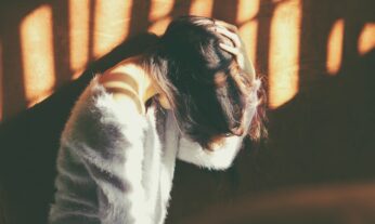 alimentos que dan dolor de cabeza chica tocándose la cabeza