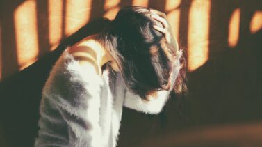 alimentos que dan dolor de cabeza chica tocándose la cabeza