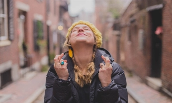chica pidiendo un deseo con dedos cruzados