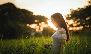 La terapia EMDR trabaja con las memorias que tenemos almacenadas y no hemos podido resolver, de un hecho traumático.