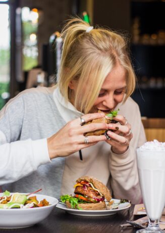 ataques de hambre Los ataques de hambre tienen que ver con las emociones, el tipo de alimentos que ingerimos y nuestro estilo de vida
