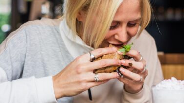 ataques de hambre Los ataques de hambre tienen que ver con las emociones, el tipo de alimentos que ingerimos y nuestro estilo de vida