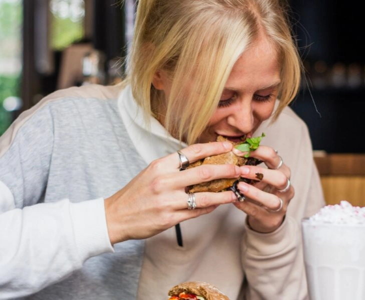 Los ataques de hambre tienen que ver con las emociones, el tipo de alimentos que ingerimos y nuestro estilo de vida