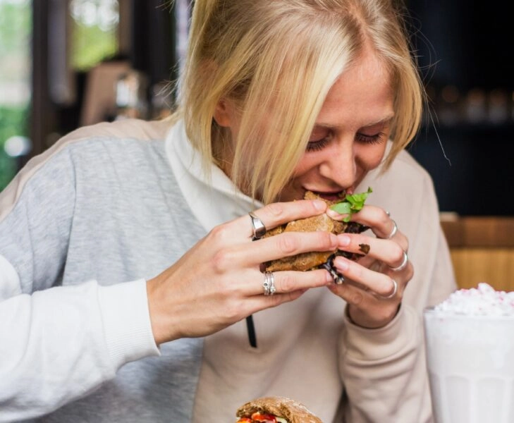 ataques de hambre Los ataques de hambre tienen que ver con las emociones, el tipo de alimentos que ingerimos y nuestro estilo de vida