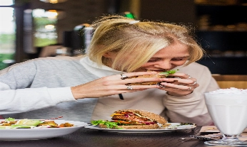 Los ataques de hambre tienen que ver con las emociones, el tipo de alimentos que ingerimos y nuestro estilo de vida