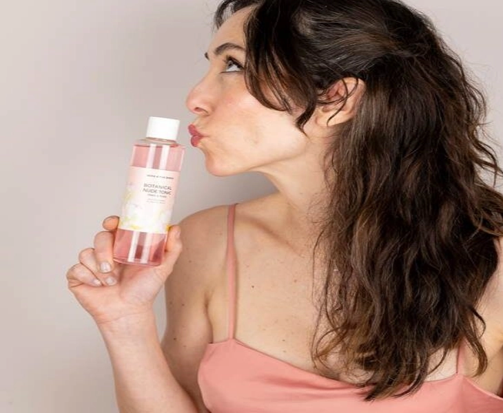 Botanical Nude Tonic equilibra el pH de la piel y mejora su apariencia.