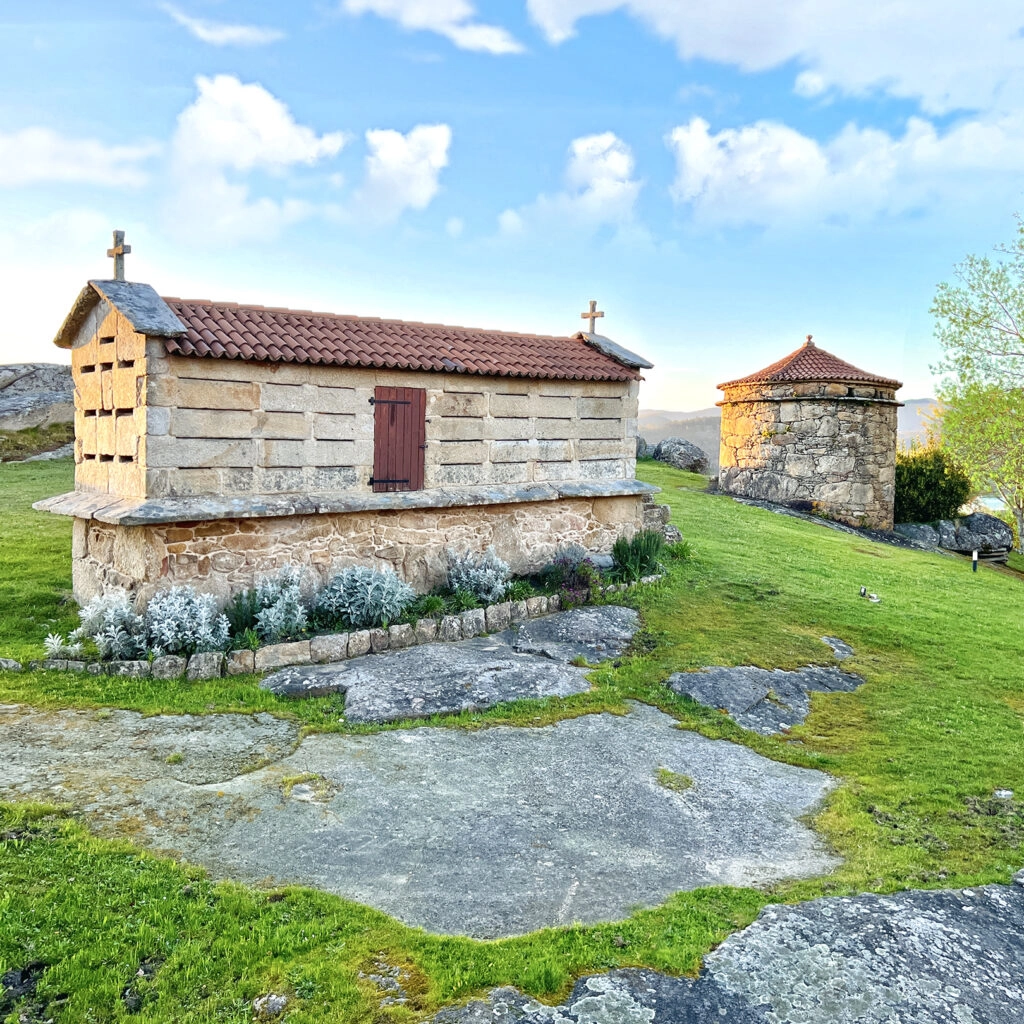 Hórreo y palomar de la finca Terranam Wellness