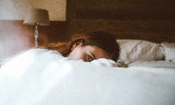 Razones por las que te levantas con la cara hinchada