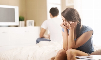 separacion-parejas-mas-frecuente-en-verano-causas Separaciones de pareja en verano: una pareja enfadada