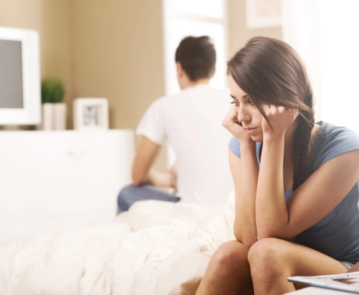 Separaciones de pareja en verano: una pareja enfadada