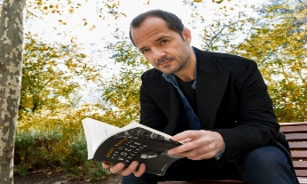 El presentador Ángel Martín habla de salud mental en su libro 'Por si las voces vuelven'. Planeta