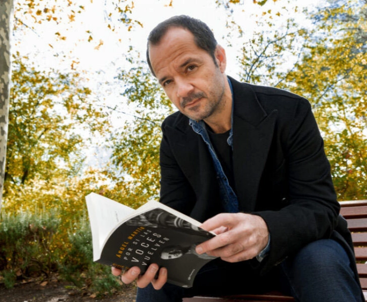El presentador Ángel Martín habla de salud mental en su libro 'Por si las voces vuelven'. Planeta