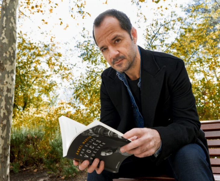 El presentador Ángel Martín habla de salud mental en su libro 'Por si las voces vuelven'. Planeta
