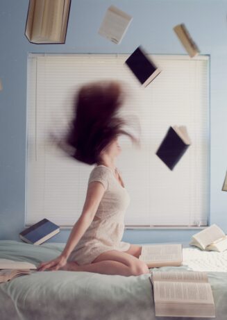 La lectura aporta beneficios terapeúticos en momentos de crisis. Libros para aprender a relativizar