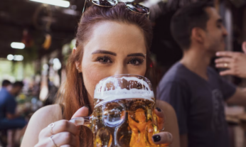 Mujer bebiendo