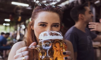 Mujer bebiendo
