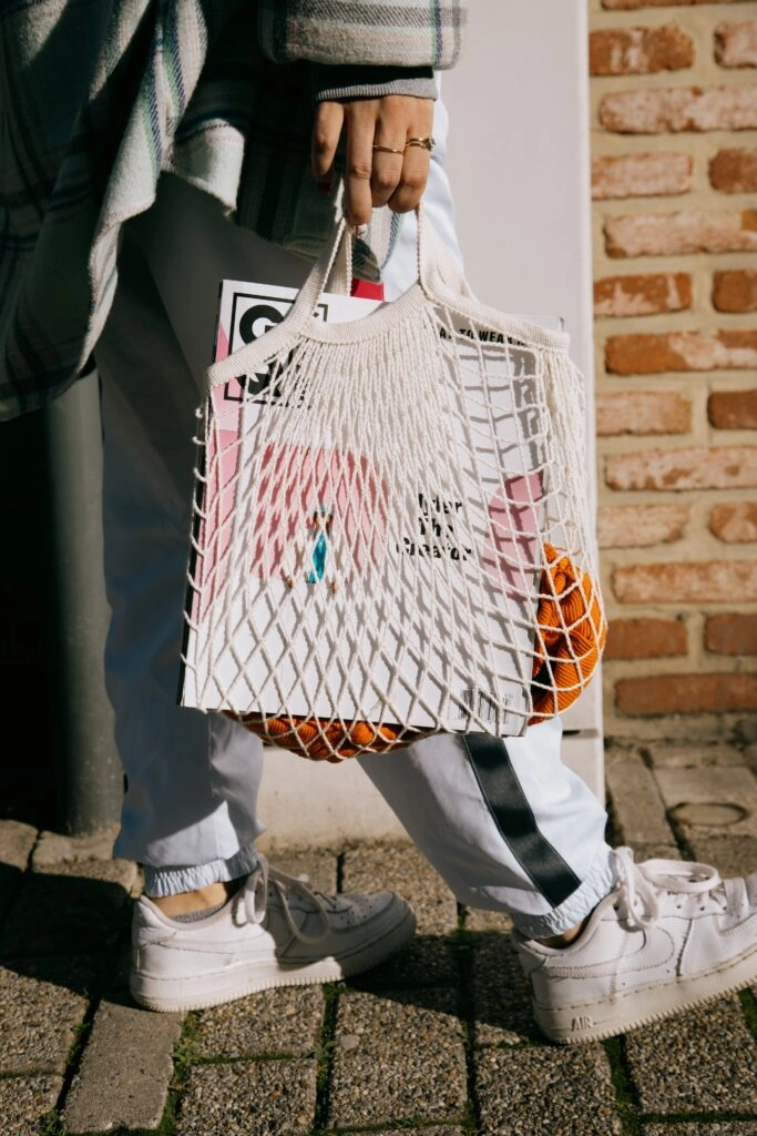 Ve a la compra con bolsas de tela para evitar plásticos