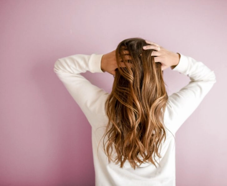 Consejos y suplementos para la caída estacional del cabello.