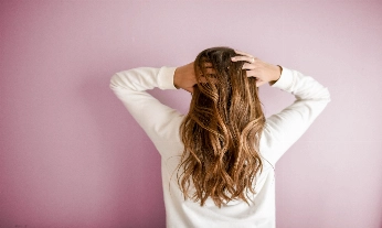 Consejos y suplementos para la caída estacional del cabello.
