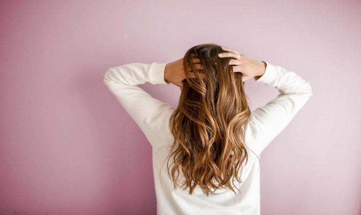 Consejos y suplementos para la caída estacional del cabello.