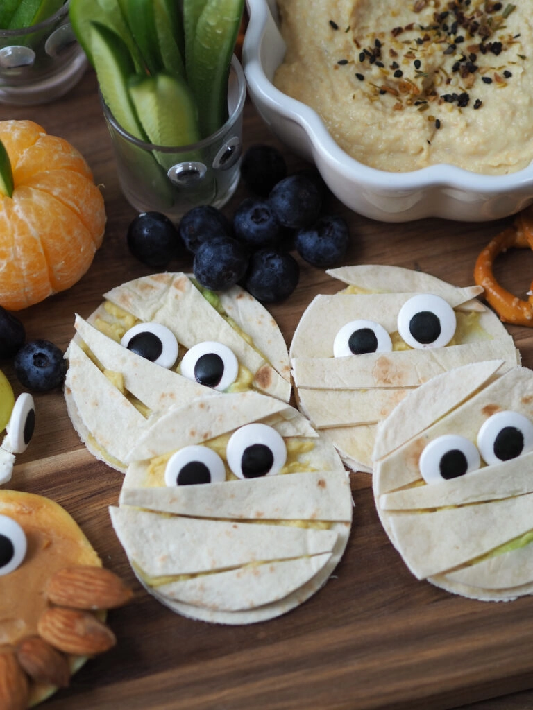 Detalle de la bandeja de snacks terroríficamente saludables