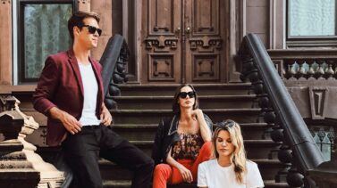 chris-murray-YGzEX5yLKeA-unsplash Foto de un grupo de chicos sentados en unas escaleras