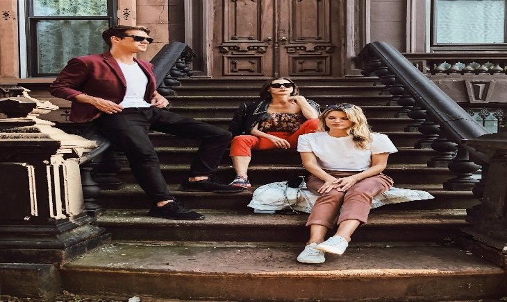 Foto de un grupo de chicos sentados en unas escaleras