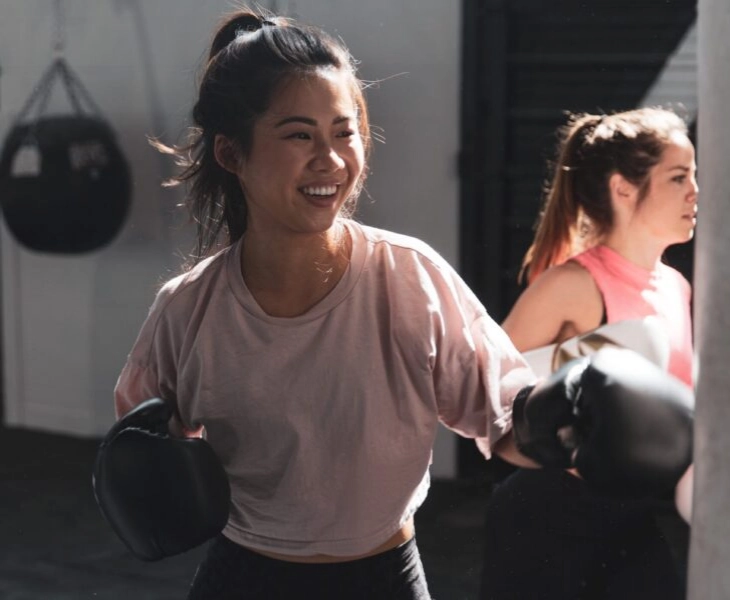 chica haciendo boxeo