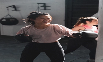 chica haciendo boxeo