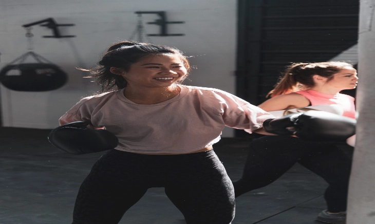 chica haciendo boxeo