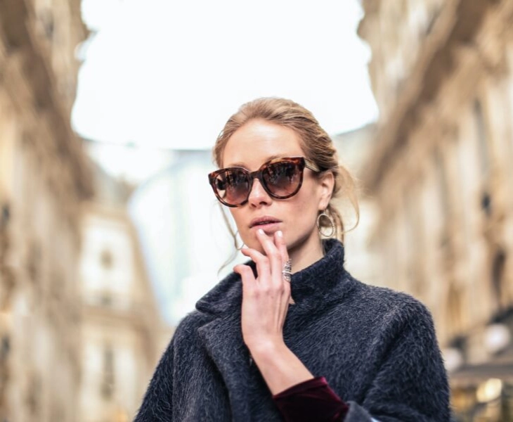 modelo con gafas tocándose la cara
