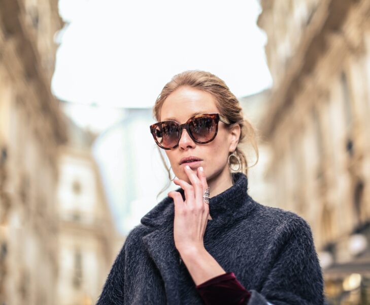 modelo con gafas tocándose la cara
