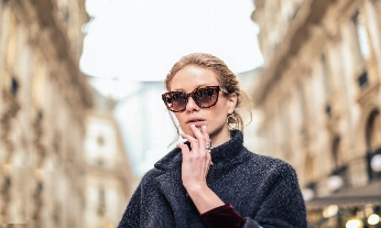 modelo con gafas tocándose la cara