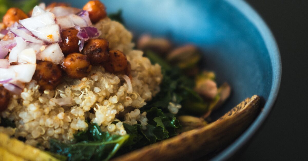 Quinoa, espinacas y ricotta la receta que prepararás al microondas en