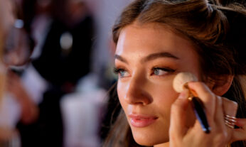 2018 Victoria’s Secret Fashion Show in New York – Hair & Makeup modelo maquillandose