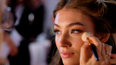 2018 Victoria’s Secret Fashion Show in New York – Hair & Makeup modelo maquillandose