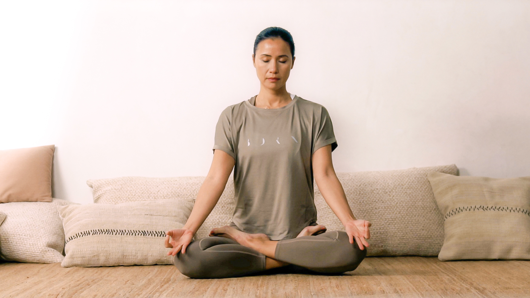xuan-lan-born-living-yoga-imagen