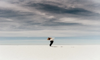 Chica tocándose la cabeza