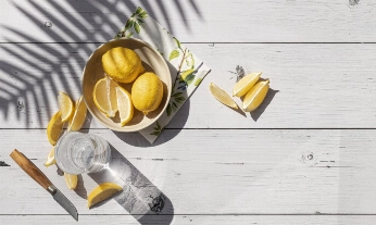 Agua con limón.