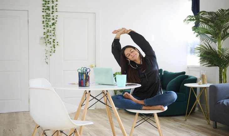 Estiramientos para los que pasan muchas horas sentados.